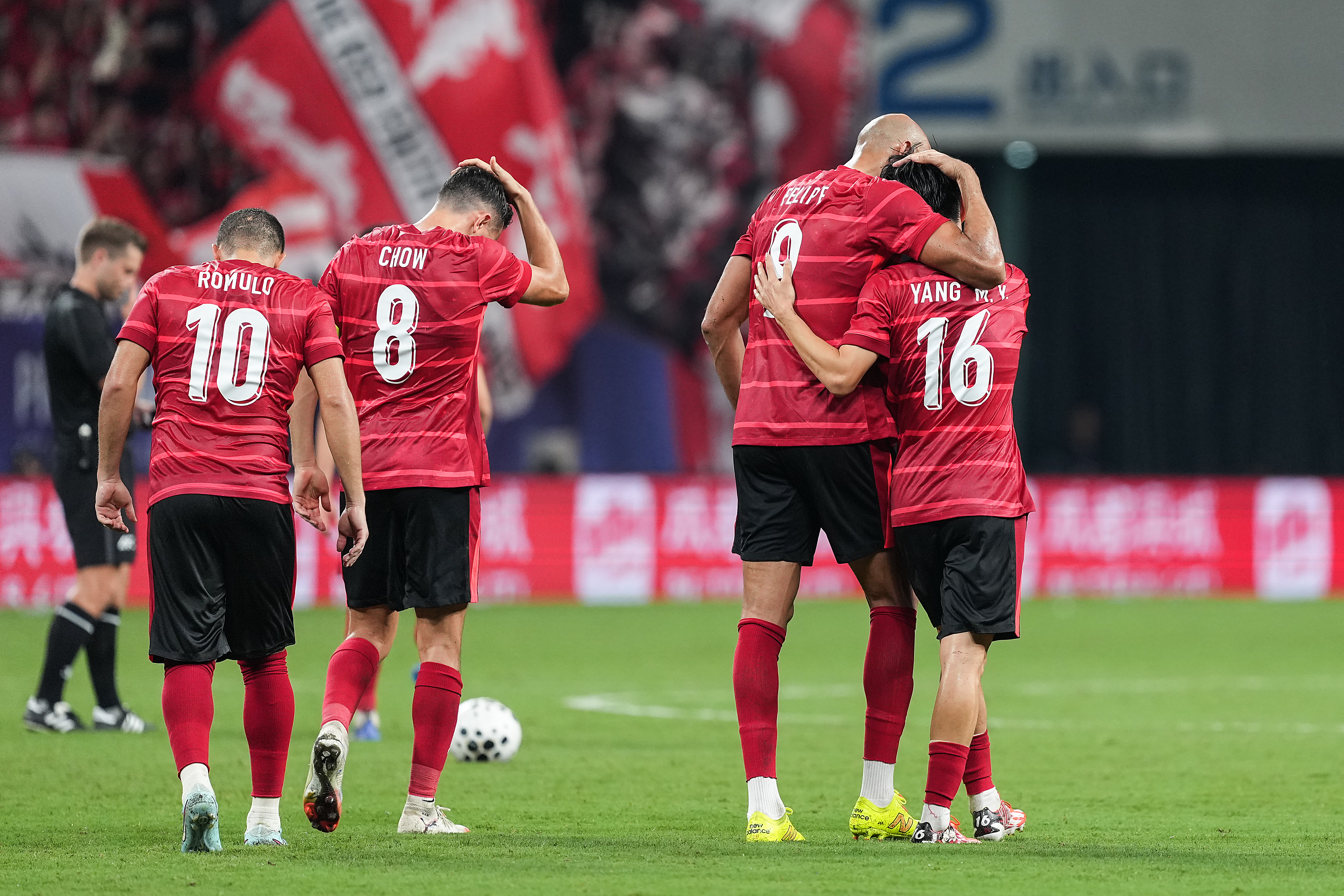 足球决赛震撼开打，巅峰对决引爆全场