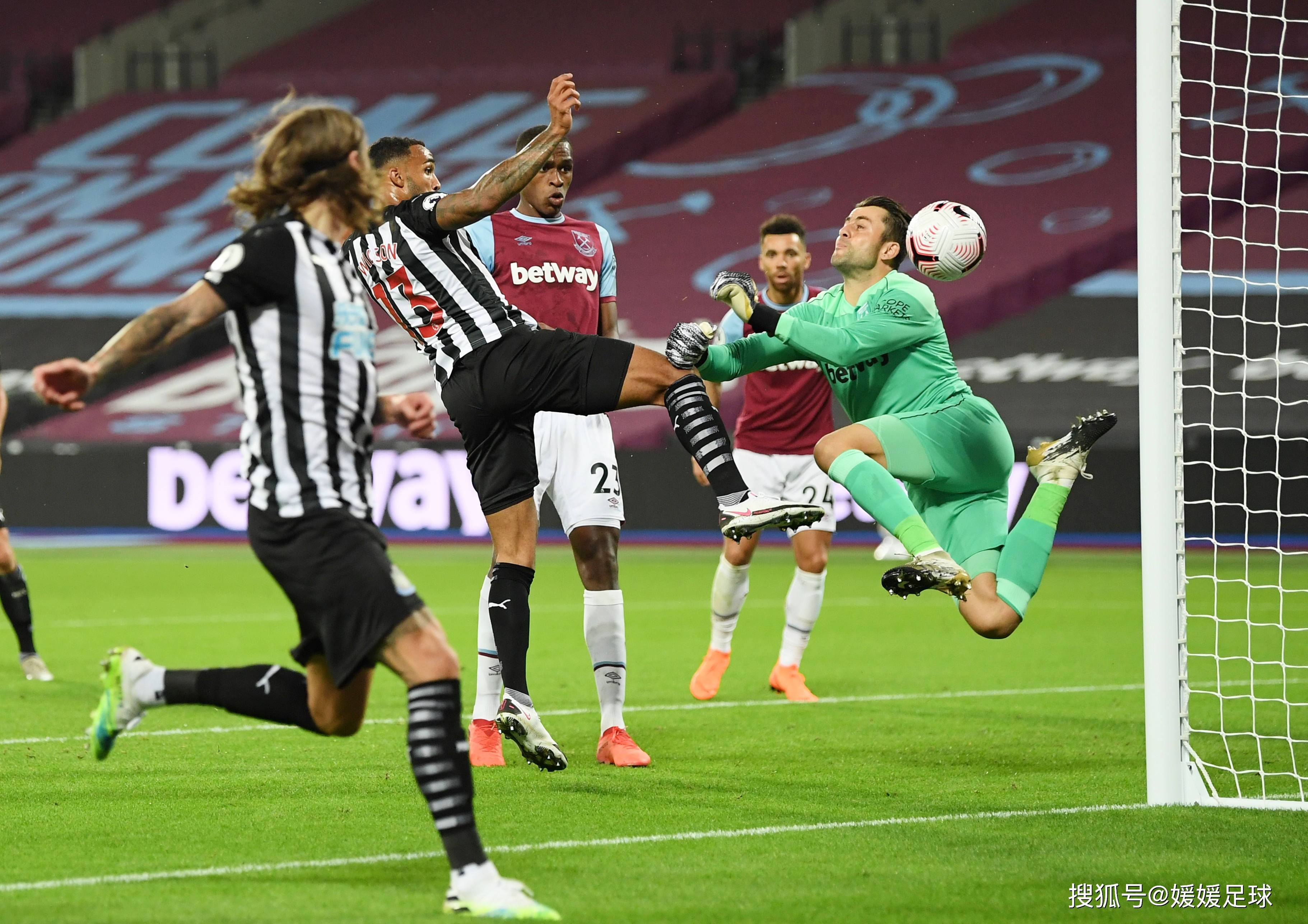 足球决赛震撼开打，巅峰对决引爆全场