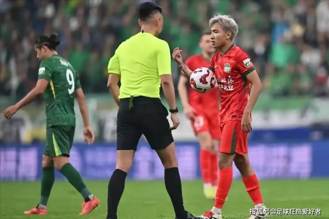 比赛中意外发生，裁判判罚引发争议