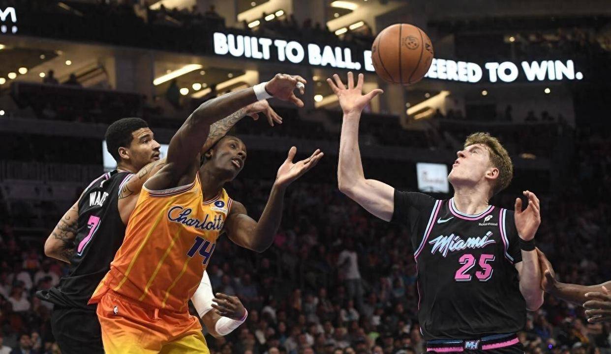 黄蜂对阵热火，哈利伯顿关键回合不手软